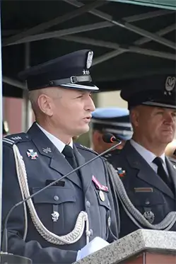 na zdjeciu widać komendanta głoszącego przemowe